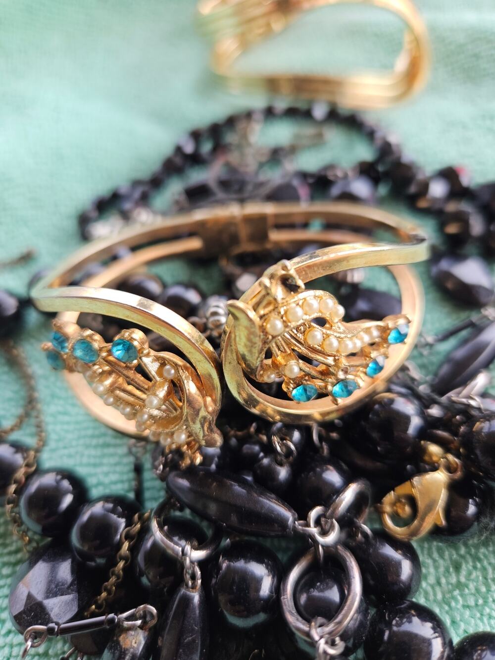 Black and Gold Romantic Jewelry Ensemble